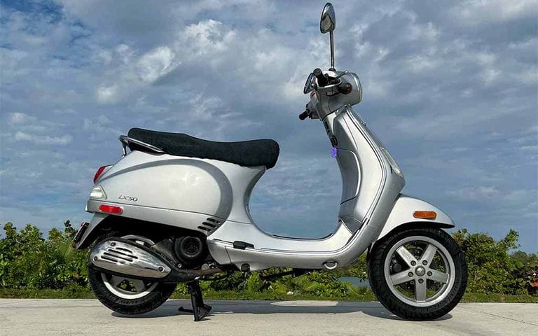 rent-a-vespa-lx-50cc-motorcycle-silver-right-side