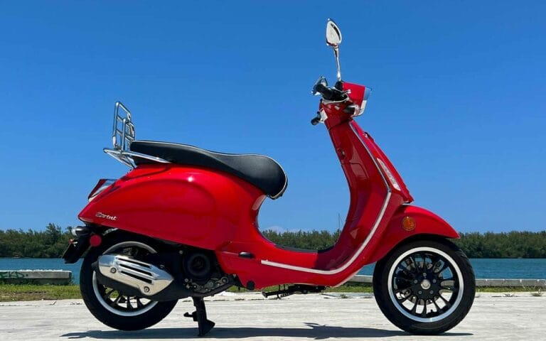 rent-a-vespa-sprint-50-motorcycle
